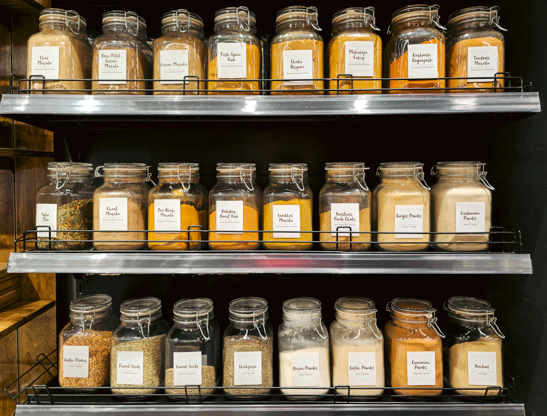Elegante Gewürzgläser aus Braunglas für maximale Aromaschutz