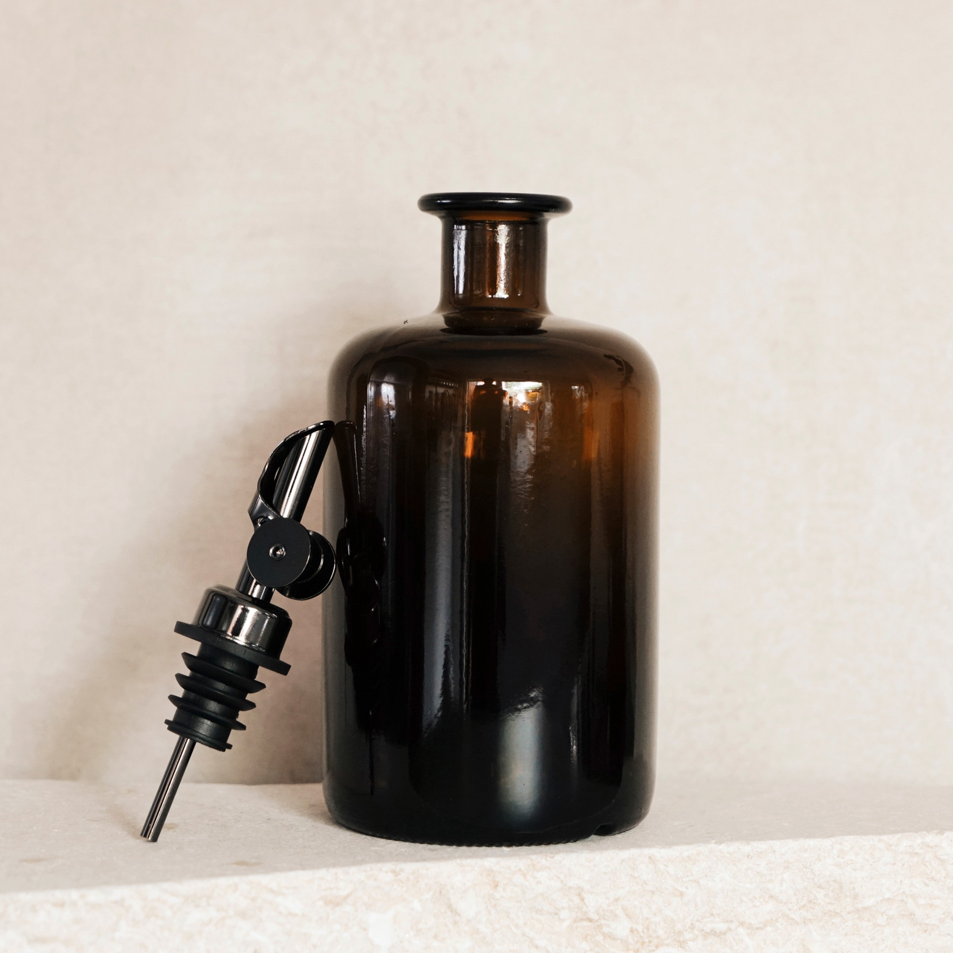 Design Ölflasche aus Braunglas – 500 ml mit Edelstahl-Ausgießer - Koffs Design