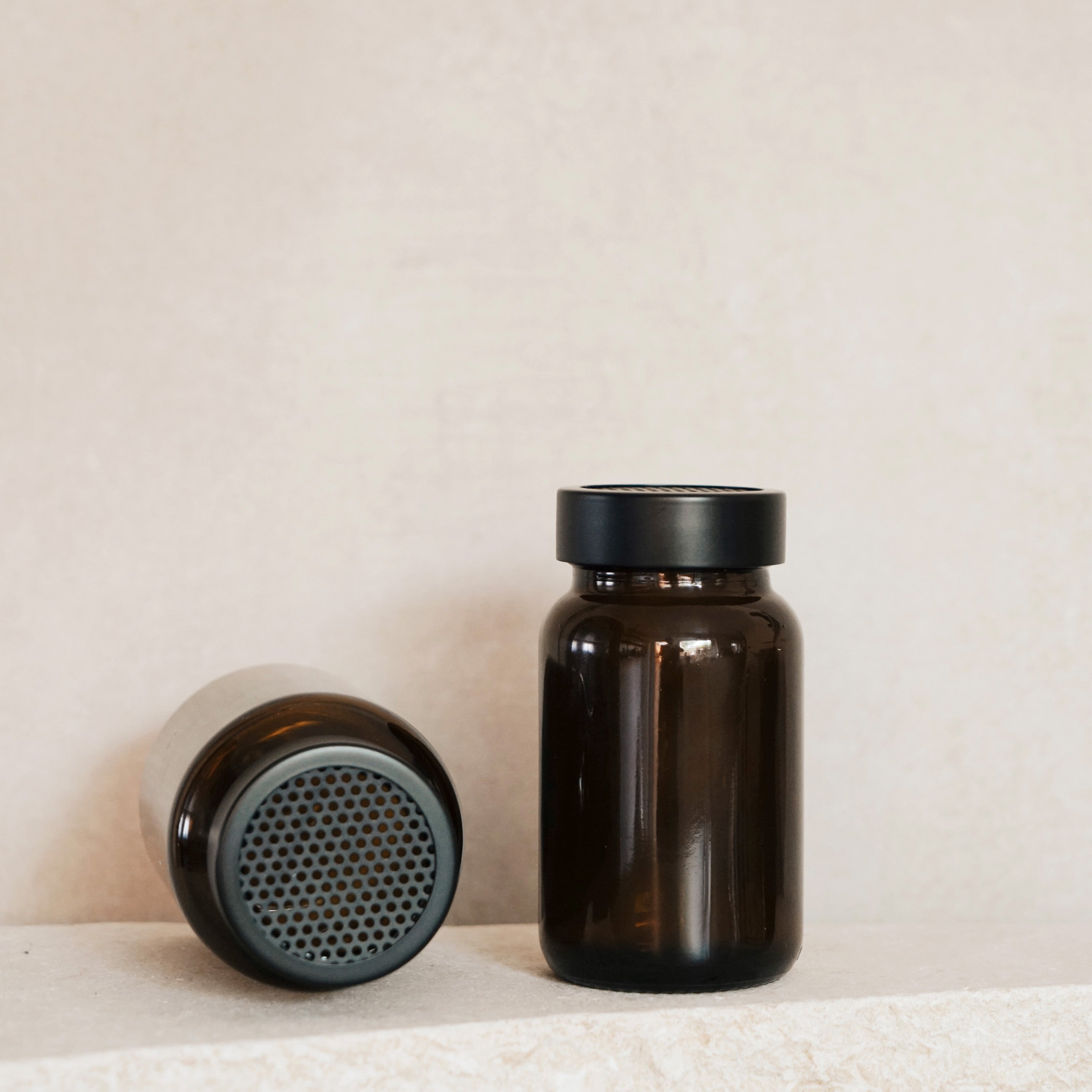 Feinstreuer für Puderzucker, Kakao & Zimt – 150 ml & 200 ml aus Braunglas mit Edelstahl-Dosierer - Koffs Design