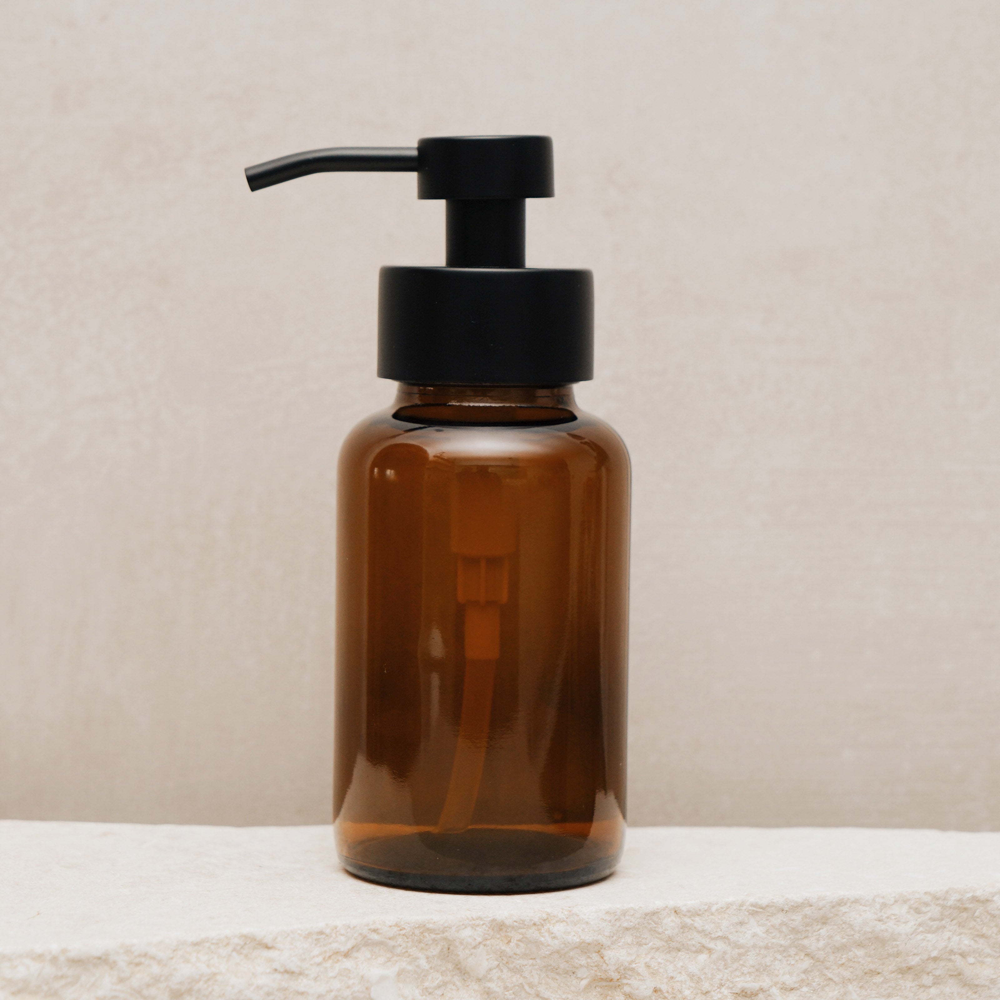 Premium Seifenspender Braunglas & Edelstahl Schwarz: Stilvolle Ordnung für Bad & Küche