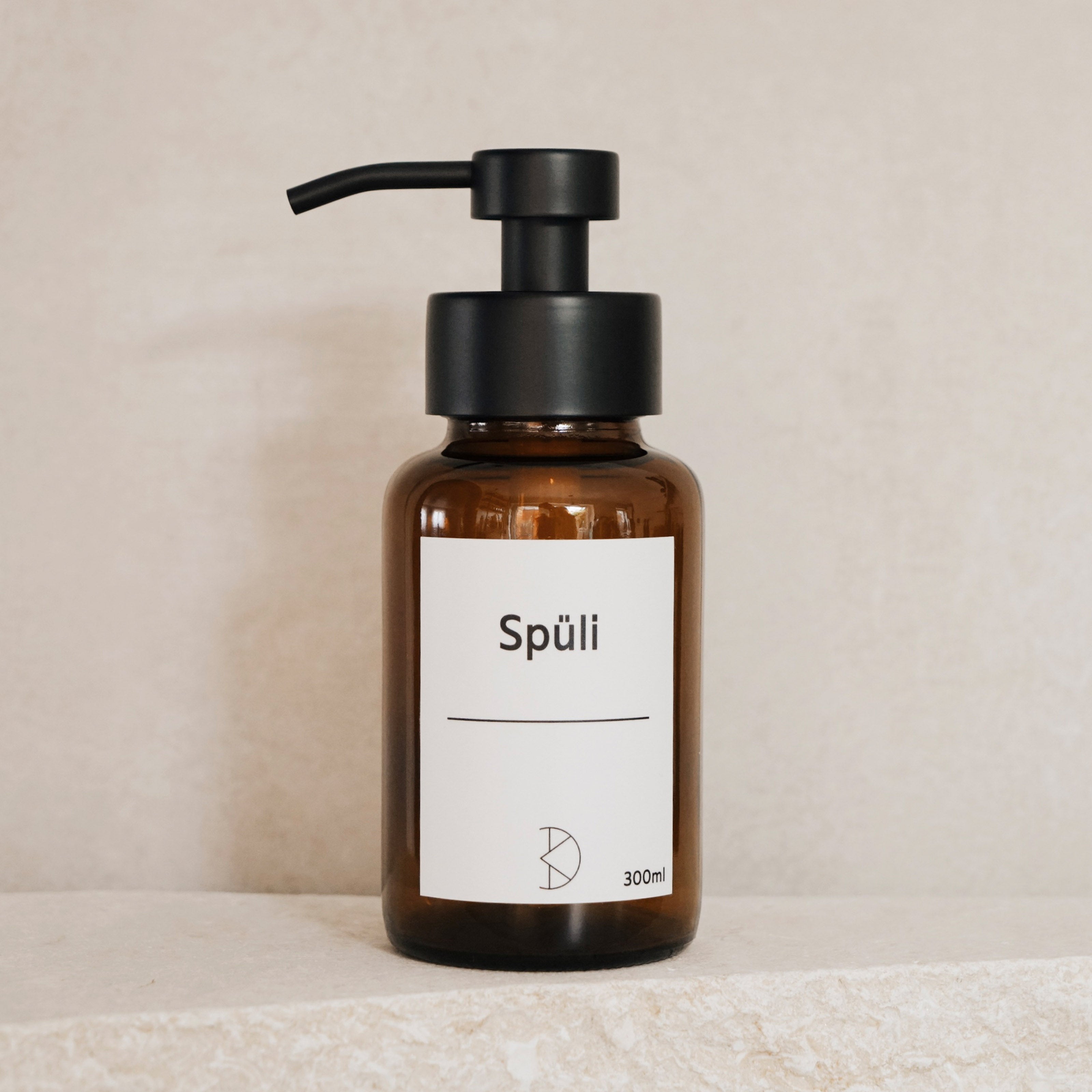 Braunglas Seifenspender Schwarz – Fertig beschriftet & Wasserfest: Perfektion für Bad & Küche