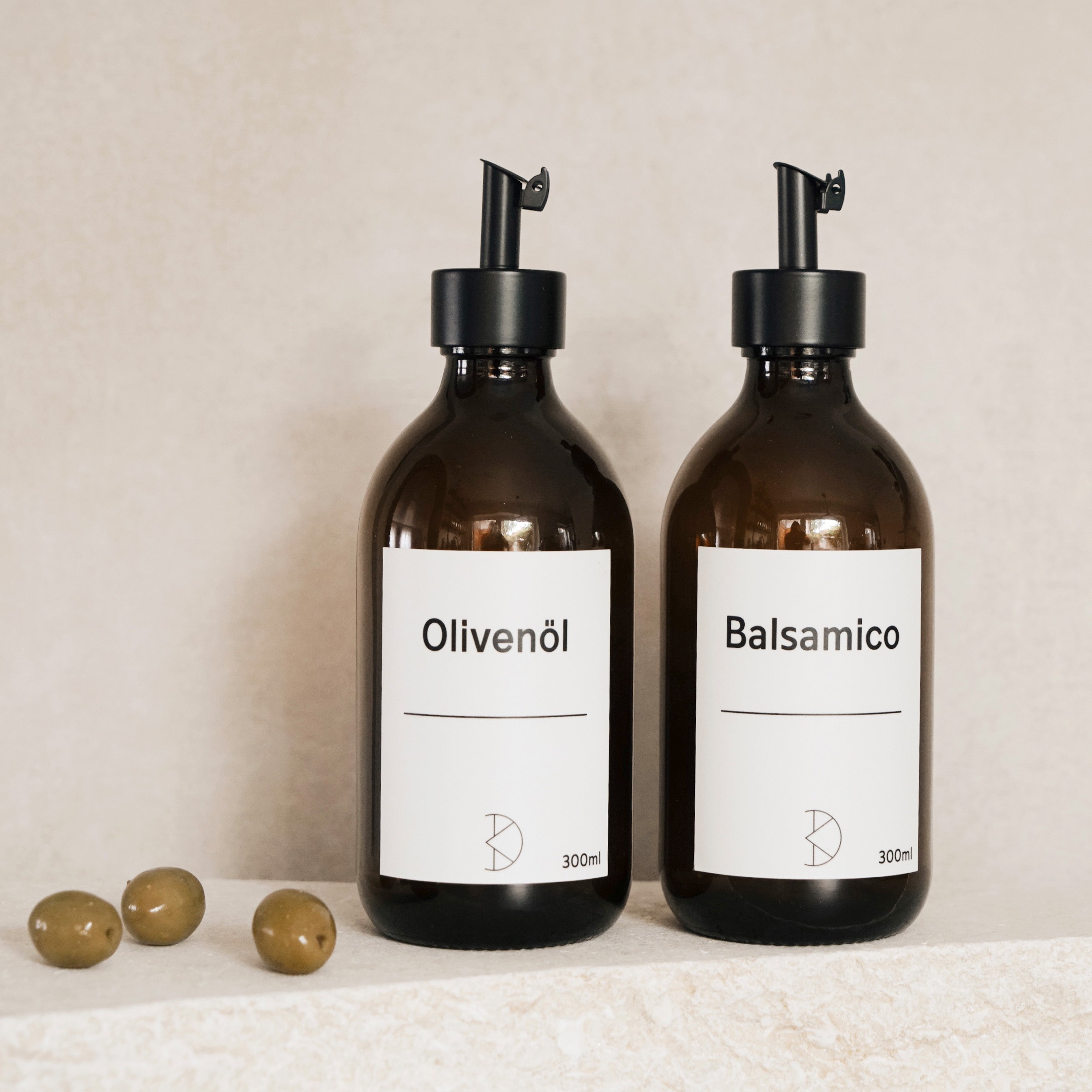 Ölspender aus Braunglas – 300 ml Flasche mit Edelstahl-Ausgießer - Koffs Design