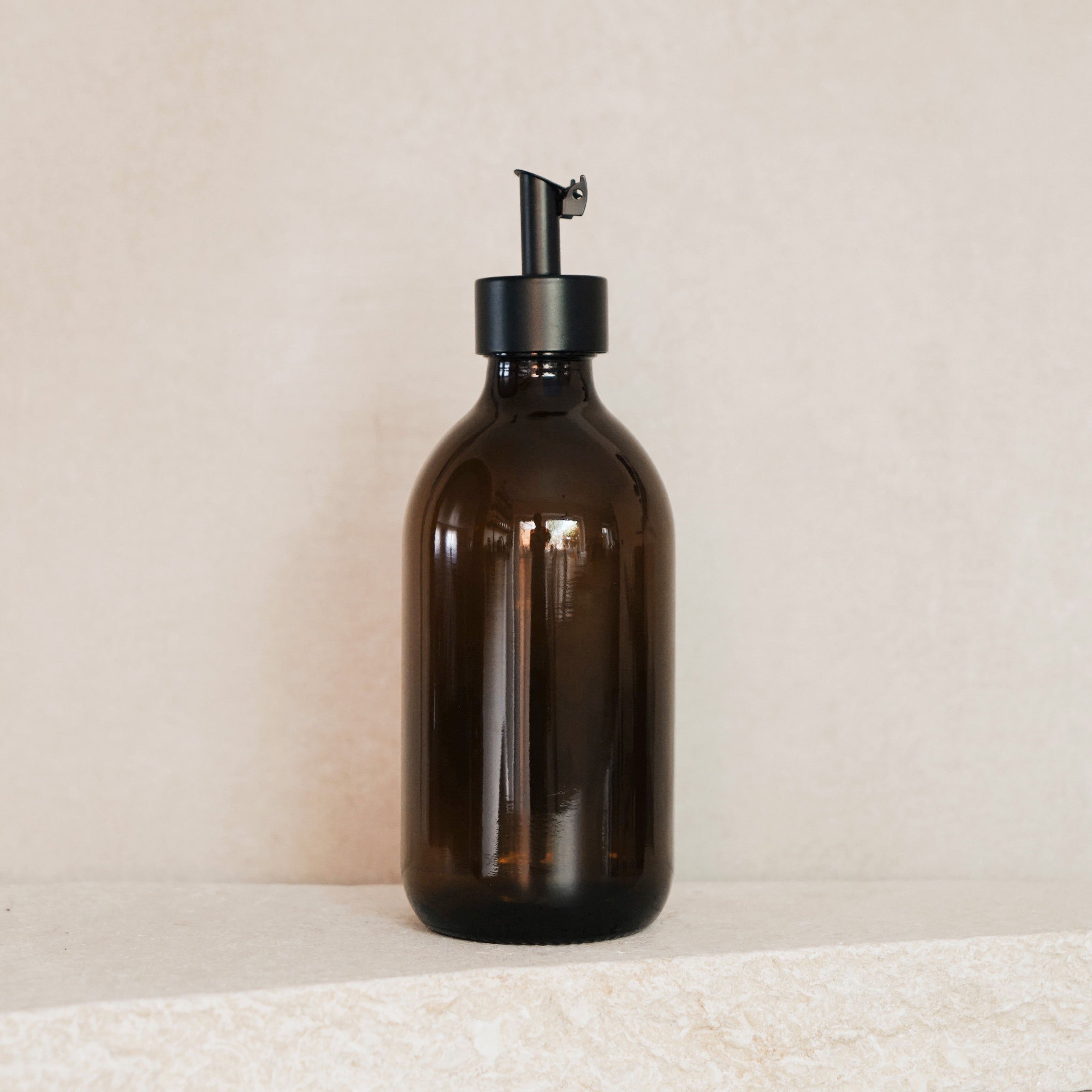Ölspender aus Braunglas – 300 ml Flasche mit Edelstahl-Ausgießer - Koffs Design