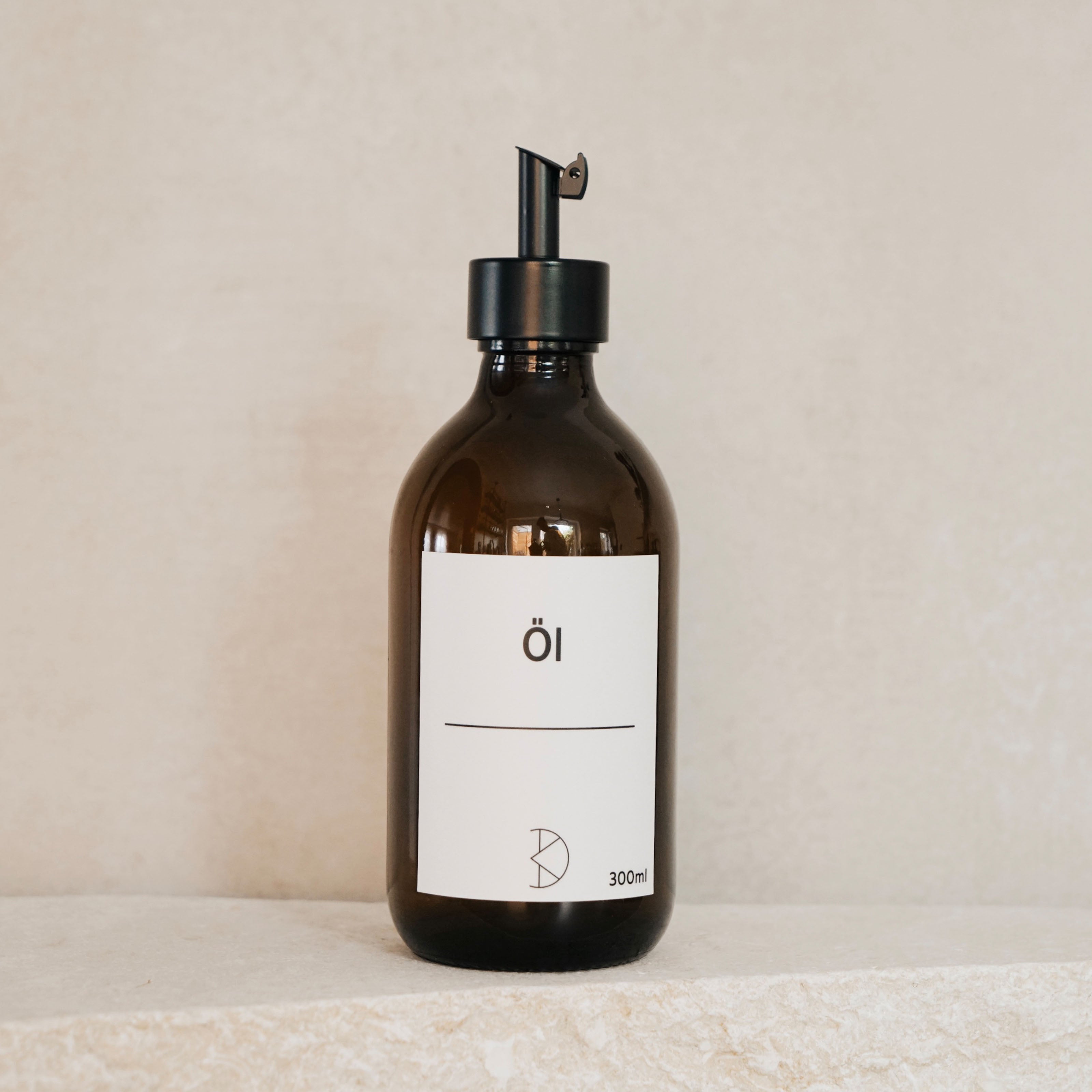 Ölspender aus Braunglas – 300 ml Flasche mit Edelstahl-Ausgießer - Koffs Design