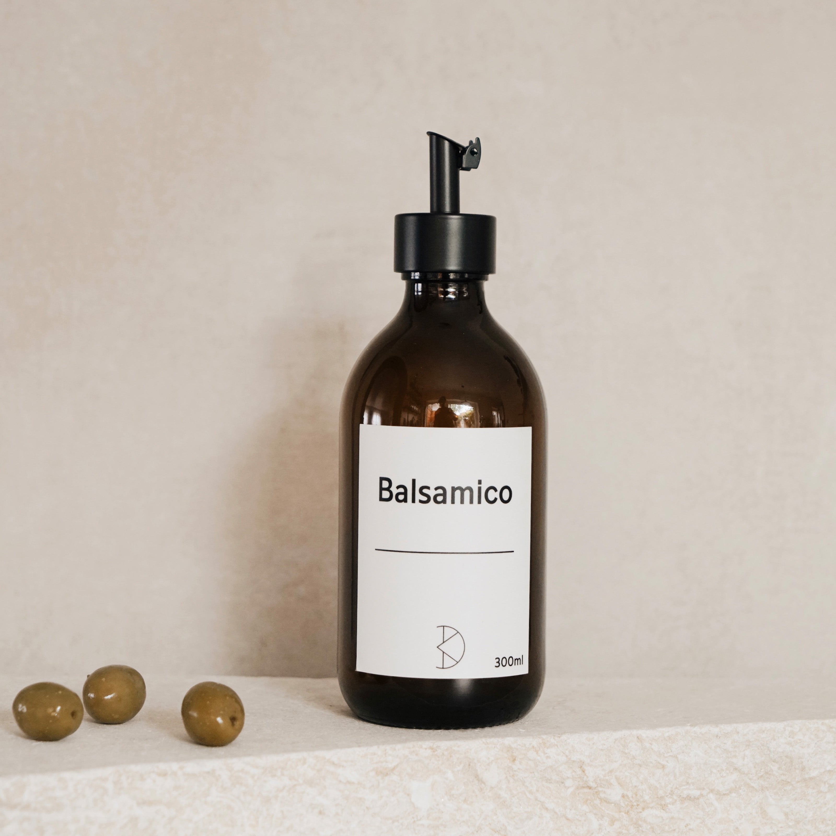 Ölspender aus Braunglas – 300 ml Flasche mit Edelstahl-Ausgießer - Koffs Design