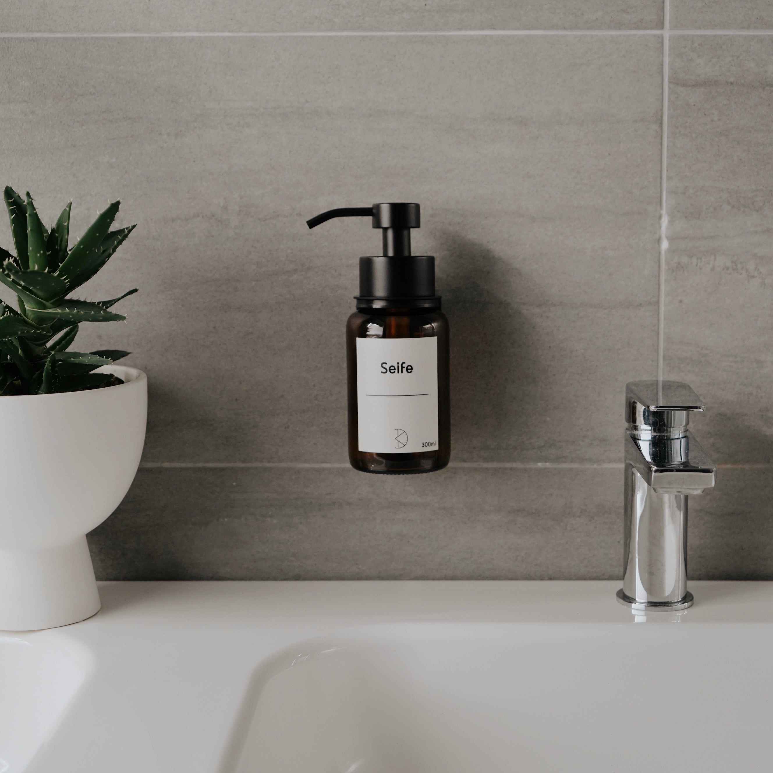 Premium Seifenspender Wandhalterung | 300ml Braunglas & Edelstahl | Ohne Bohren