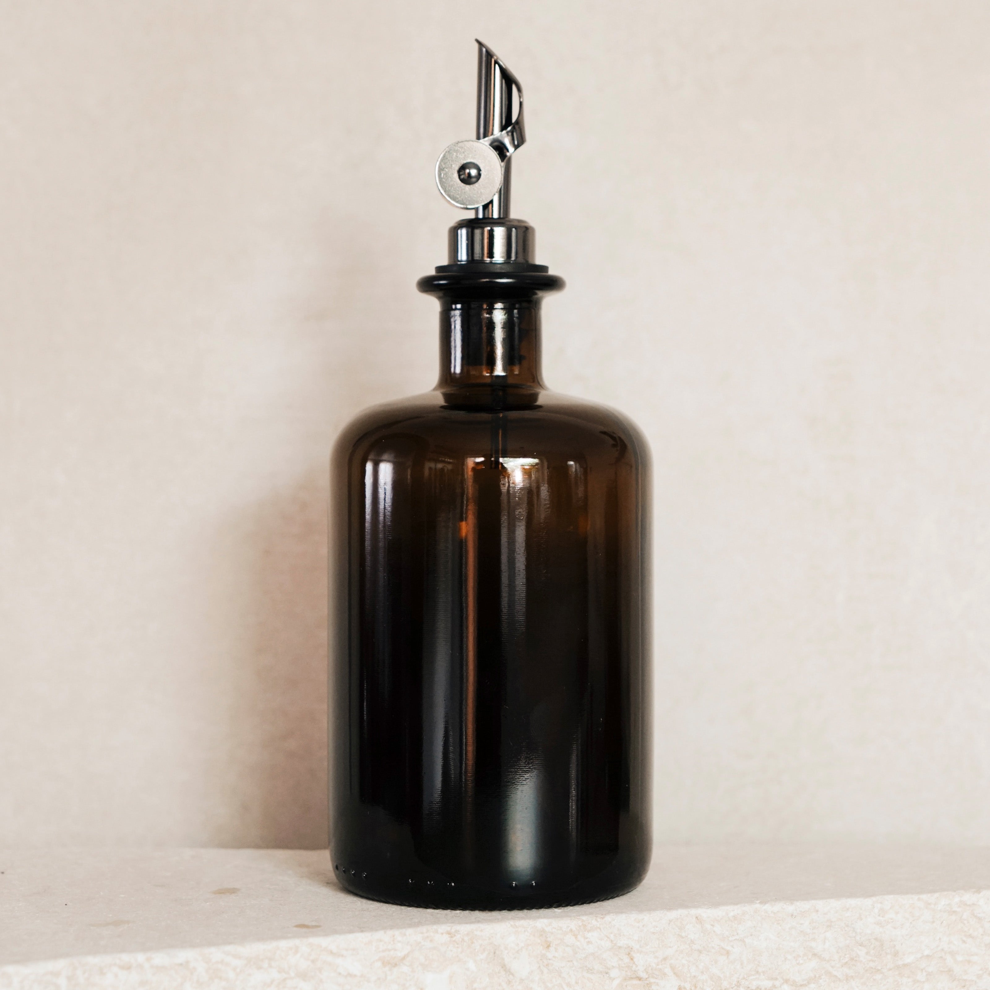 Design Ölflasche aus Braunglas – 500 ml mit Edelstahl-Ausgießer - Koffs Design