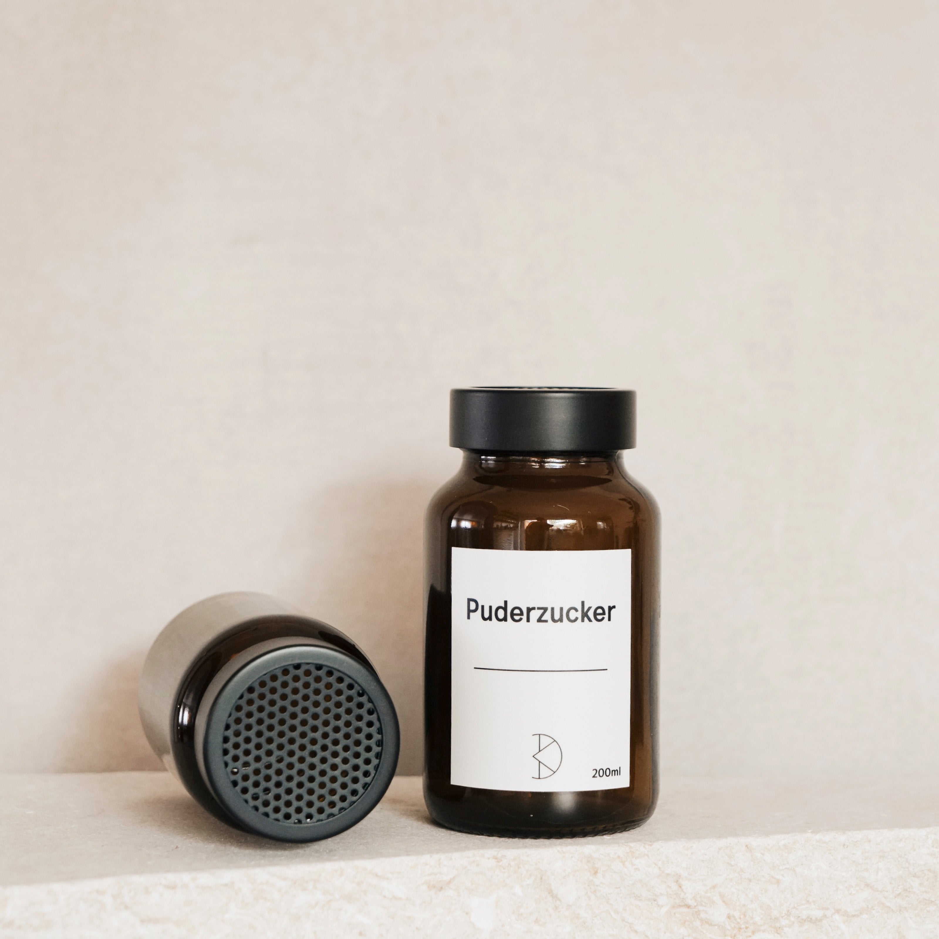 Feinstreuer für Puderzucker, Kakao & Zimt – 150 ml &  200 ml aus Braunglas mit Edelstahl-Dosierer - Koffs Design