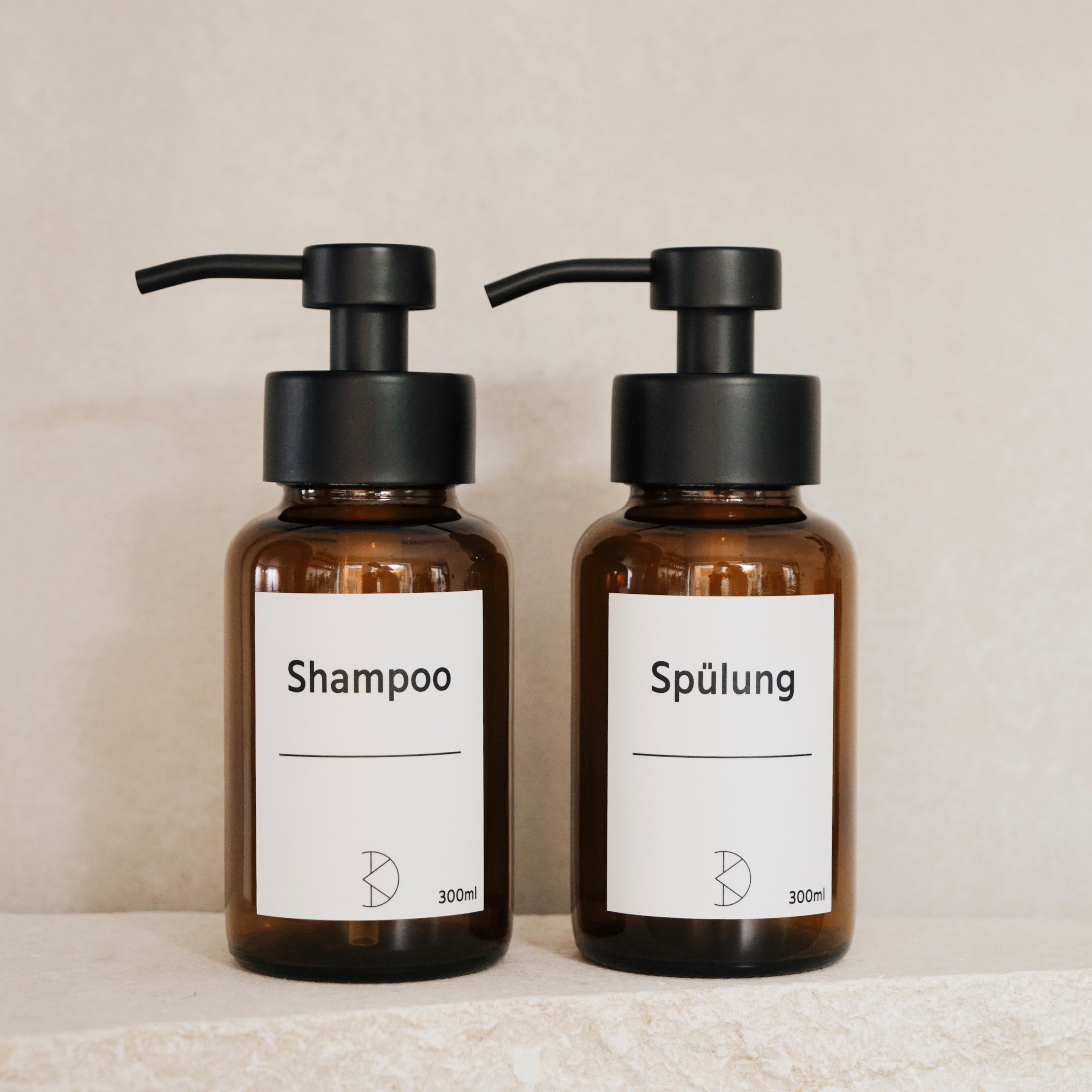 Braunglas Seifenspender Schwarz – Fertig beschriftet & Wasserfest: Perfektion für Bad & Küche