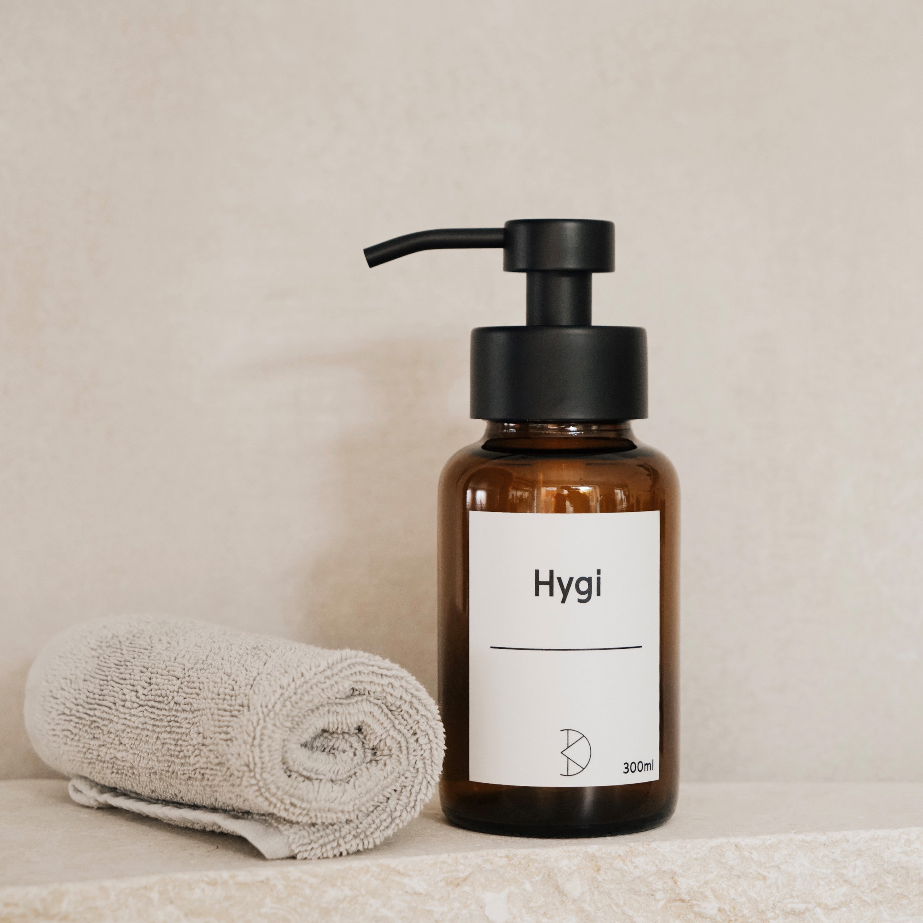 Braunglas Seifenspender Schwarz – Fertig beschriftet & Wasserfest: Perfektion für Bad & Küche