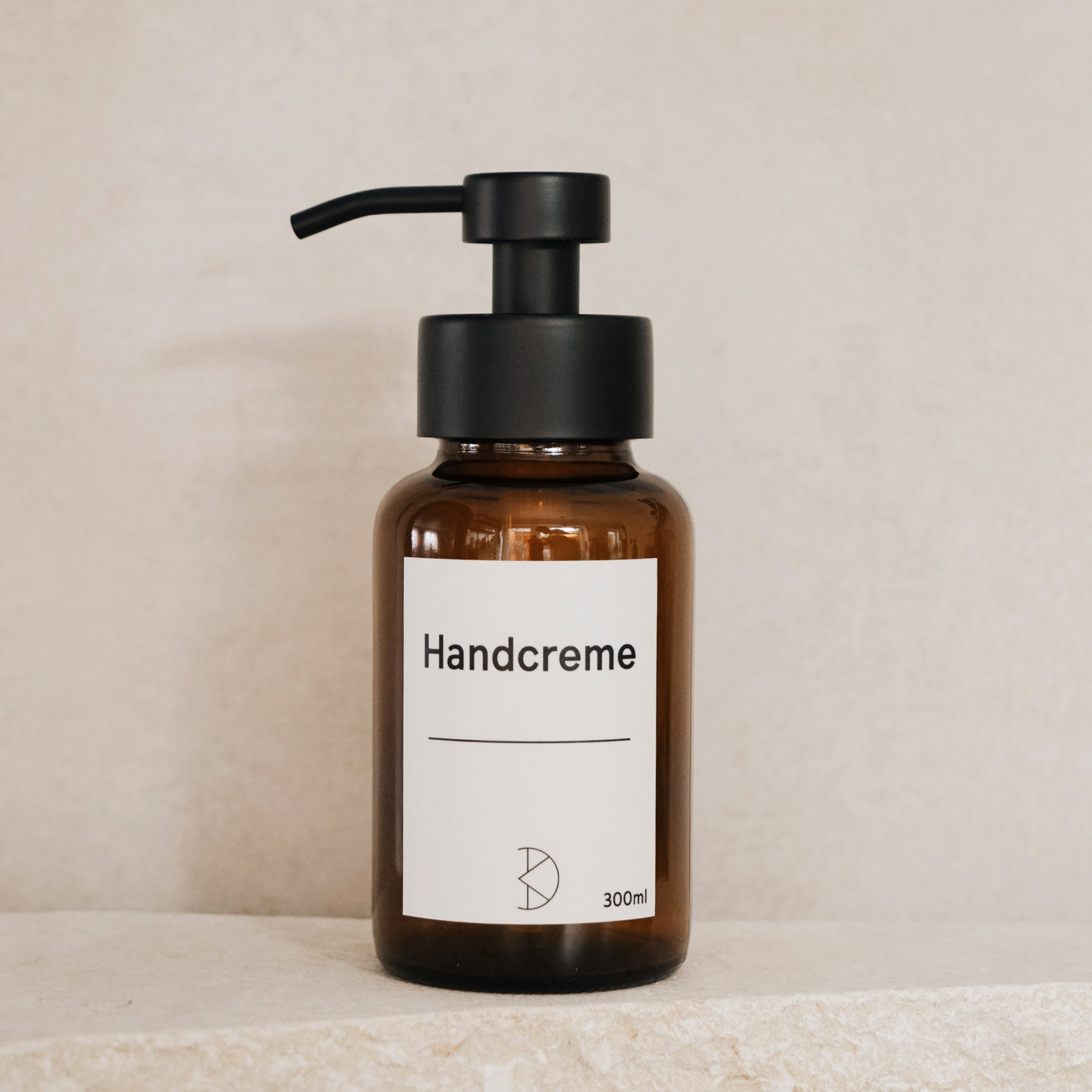 Braunglas Seifenspender Schwarz – Fertig beschriftet & Wasserfest: Perfektion für Bad & Küche