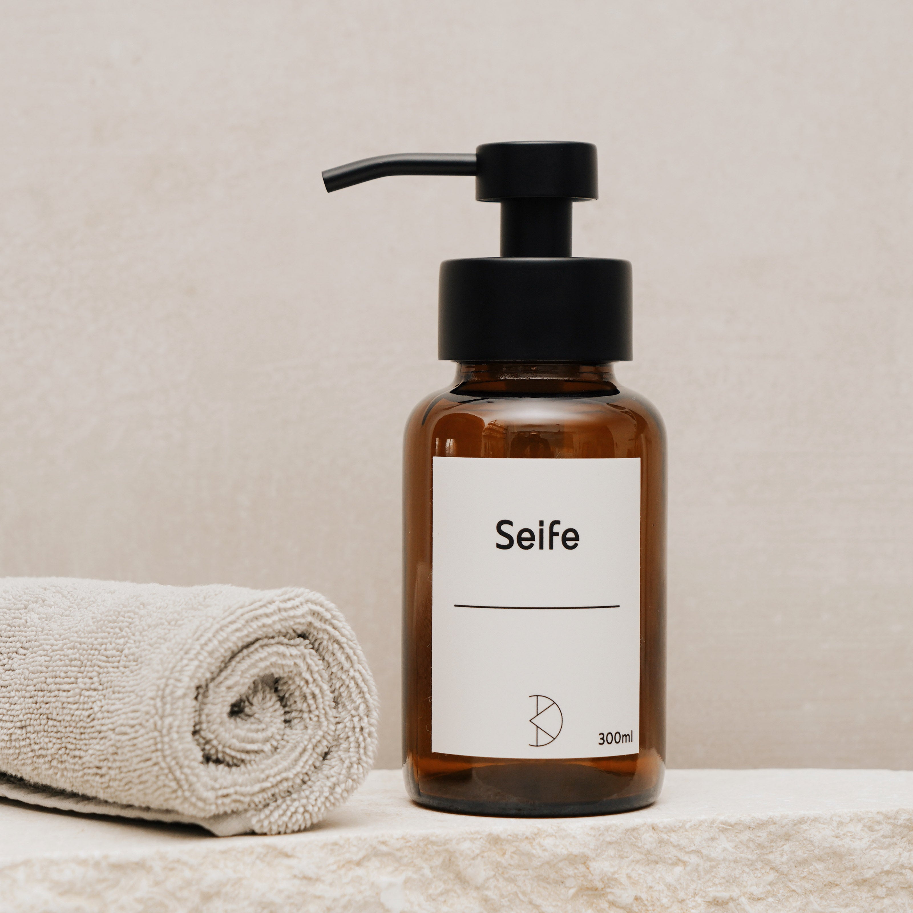 Braunglas Seifenspender Schwarz – Fertig beschriftet & Wasserfest: Perfektion für Bad & Küche