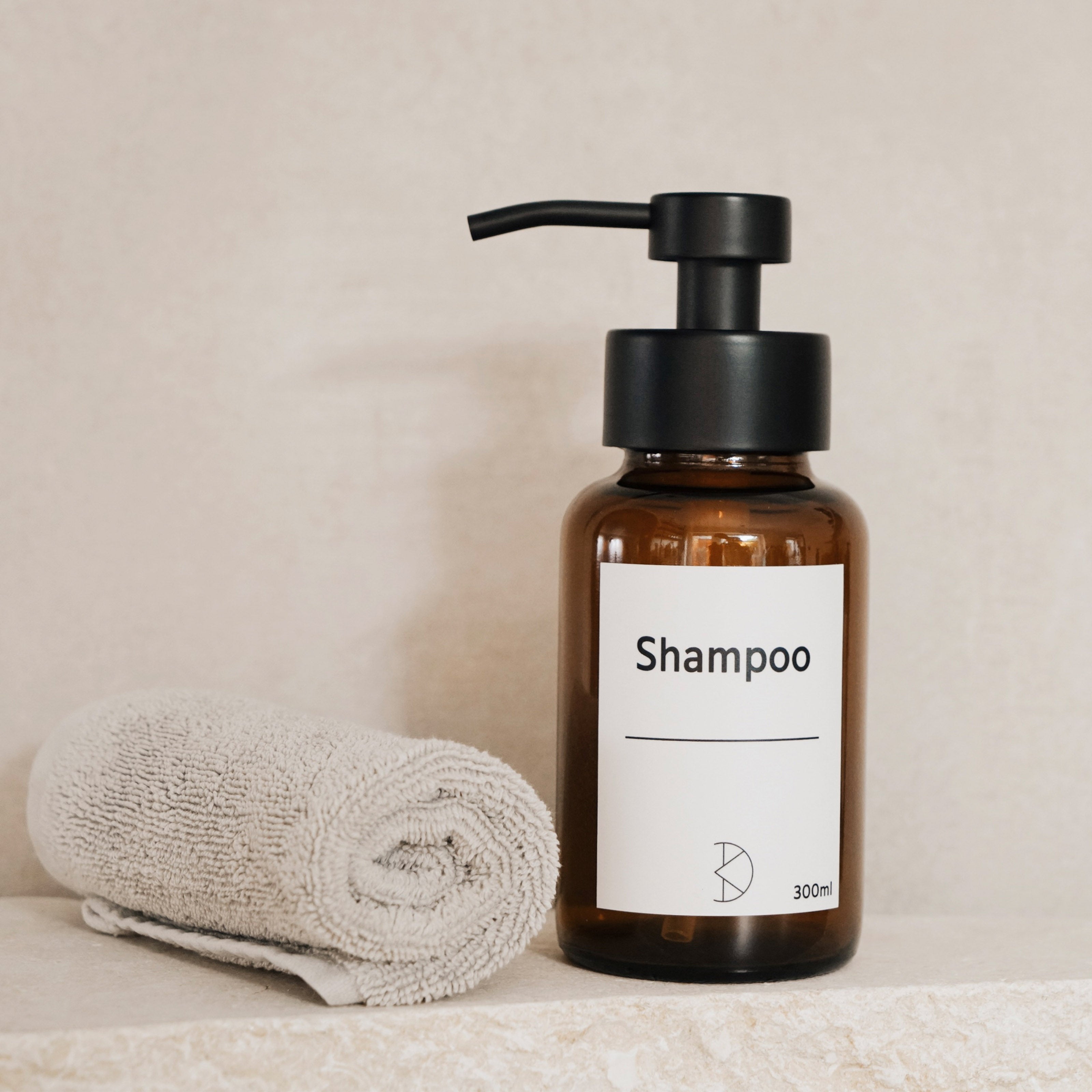 Braunglas Seifenspender Schwarz – Fertig beschriftet & Wasserfest: Perfektion für Bad & Küche