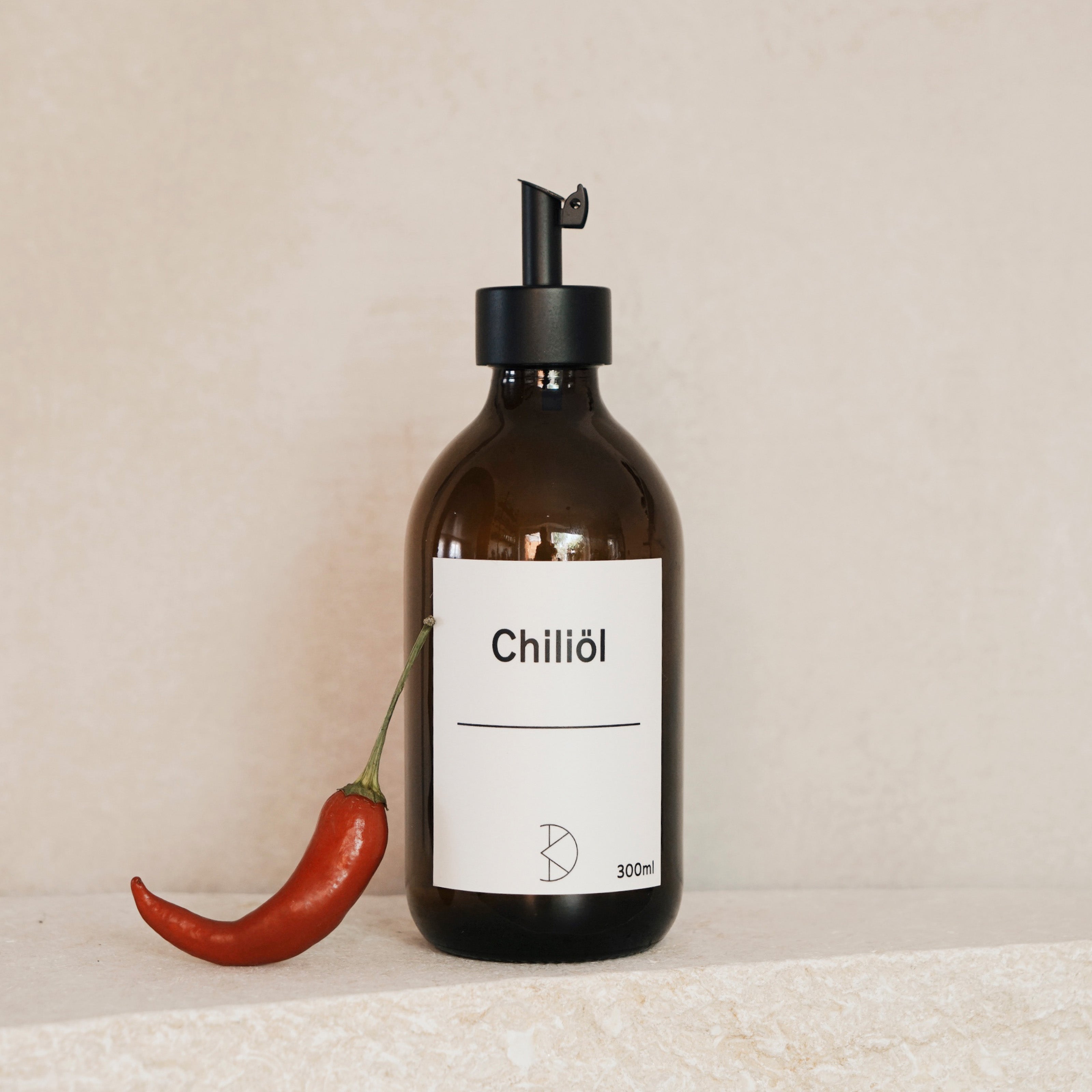 Ölspender aus Braunglas – 300 ml Flasche mit Edelstahl-Ausgießer - Koffs Design