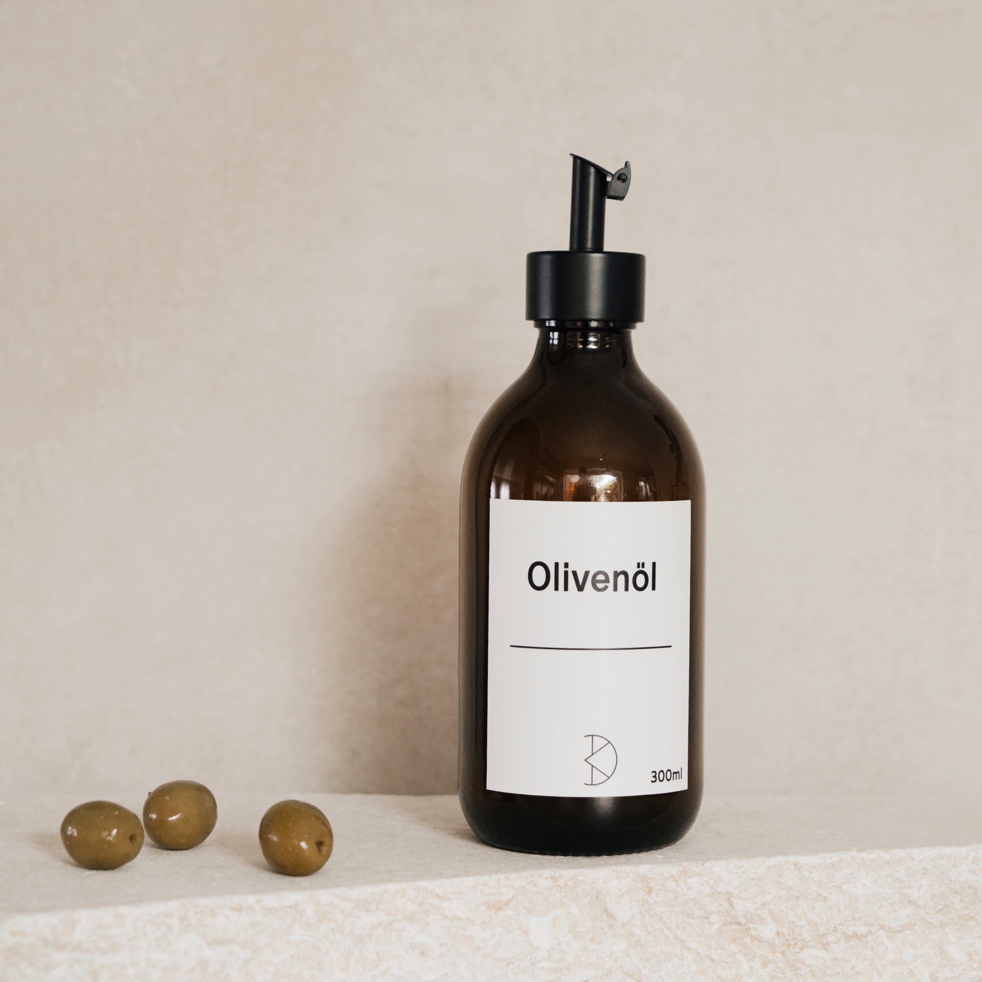 Ölspender aus Braunglas – 300 ml Flasche mit Edelstahl-Ausgießer - Koffs Design