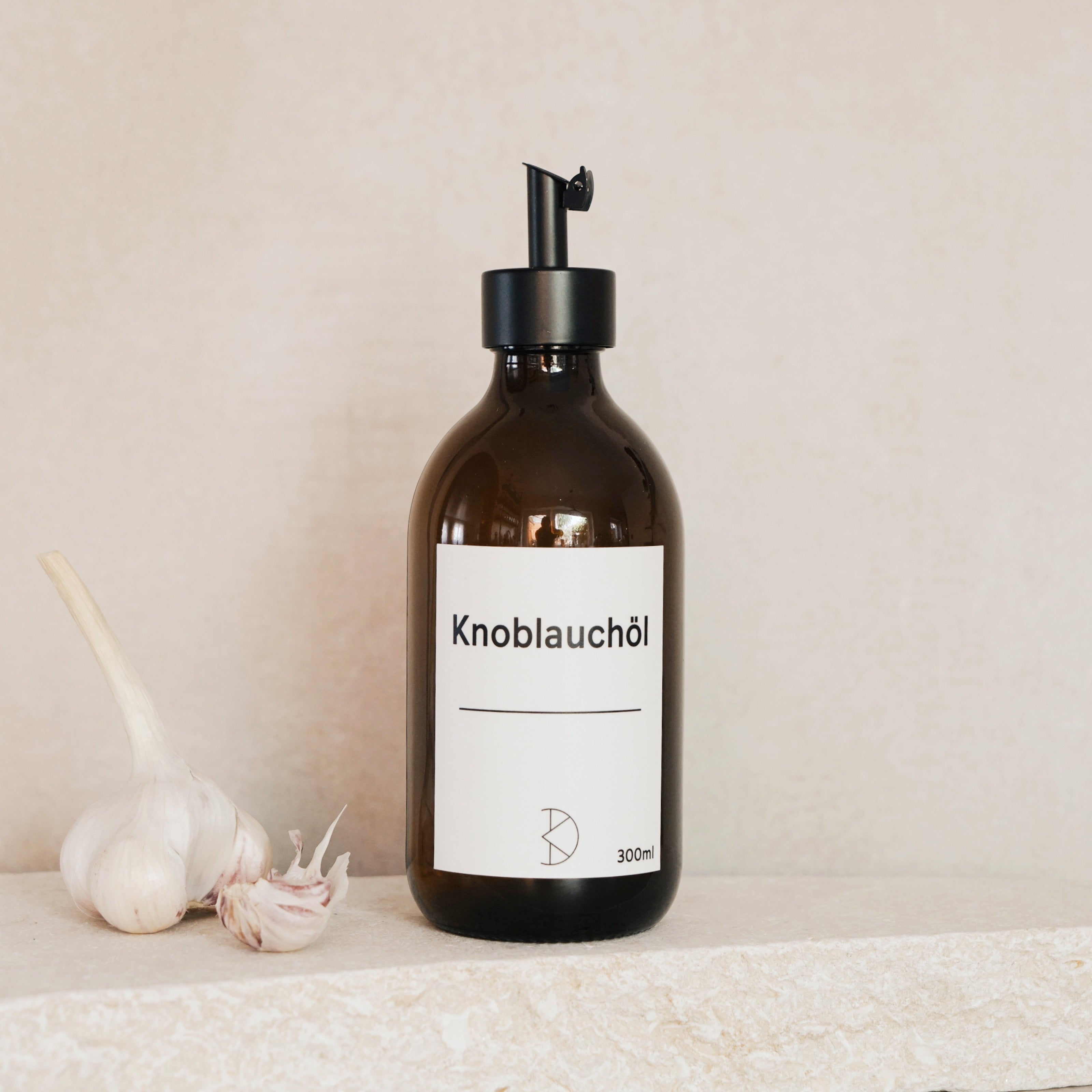 Ölspender aus Braunglas – 300 ml Flasche mit Edelstahl-Ausgießer - Koffs Design