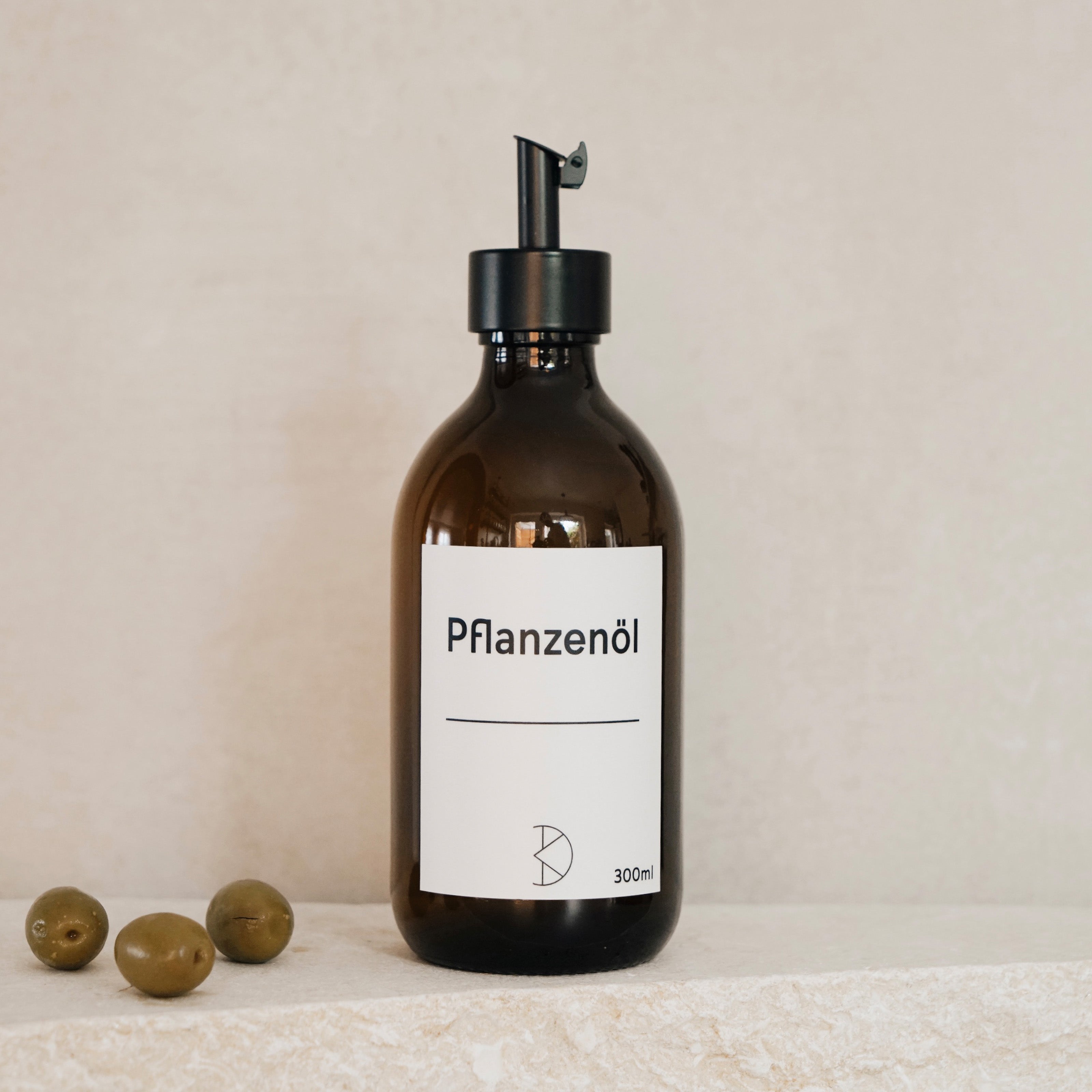 Ölspender aus Braunglas – 300 ml Flasche mit Edelstahl-Ausgießer - Koffs Design